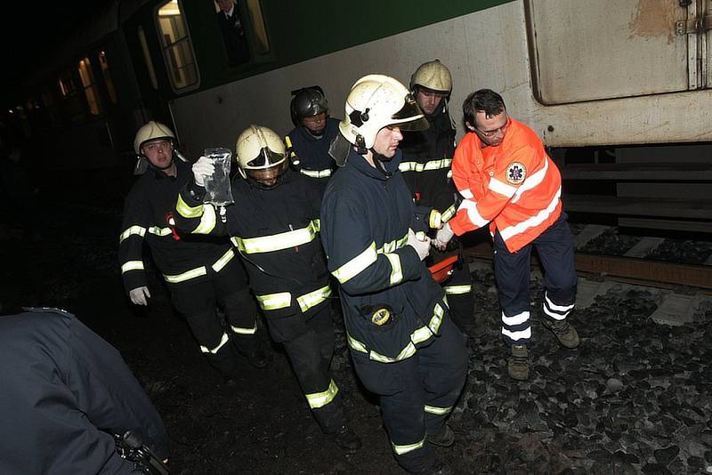 Na železniční trati u Starých lázní v Kolíně srazil vlak zřejmě přecházejícího muže. 