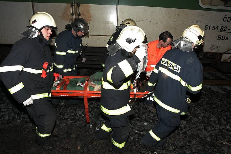 Na železniční trati u Starých lázní v Kolíně srazil vlak zřejmě přecházejícího muže. 