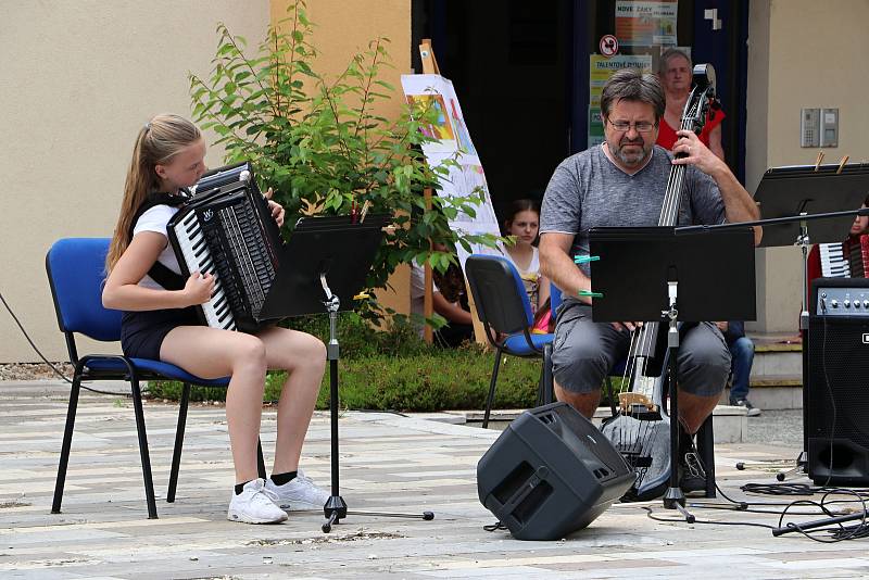 Nadání žáci po celé republice pořádají open happening.