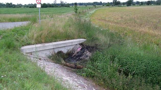 Motocykl po nehodě poblíž Loukonos skončil v příkopu, kde bude asi ještě dlouho vidět ohořelé místo poblíž vpusti.