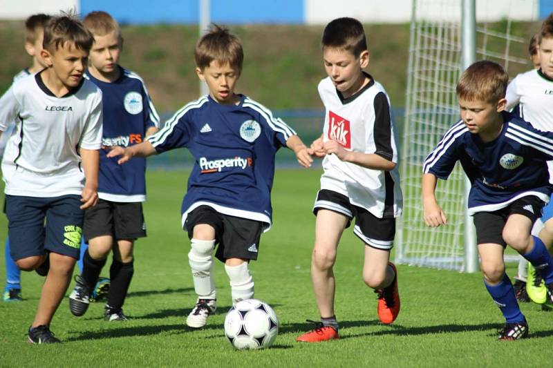 Přátelské utkání mladých fotbalistů a hokejistů Kolína.