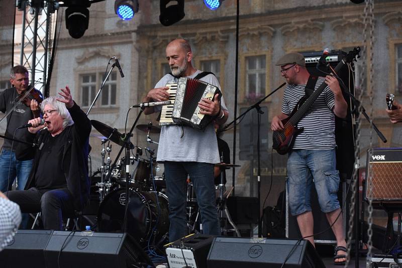 Vladimír Mišík bavil na náměstí stovky lidí všech generací.