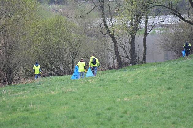 Dobrovolníci čistili řeku Sázavu. 