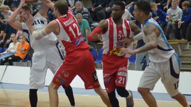 Z pohárového utkání BC Geosan Kolín - Pardubice (71:75).