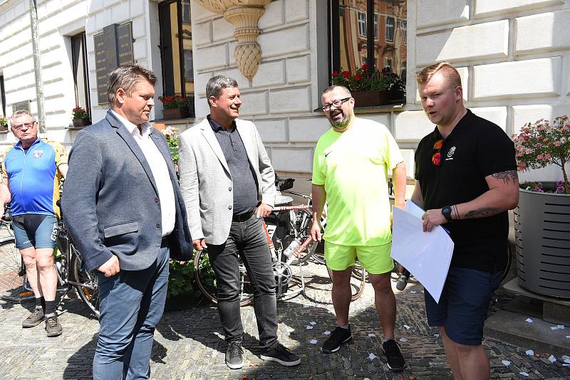 Dvacátého devátého května z Aše vyrazila na trať skupina cyklistů v již desátém ročníku projektu nazvaného Na kole dětem.