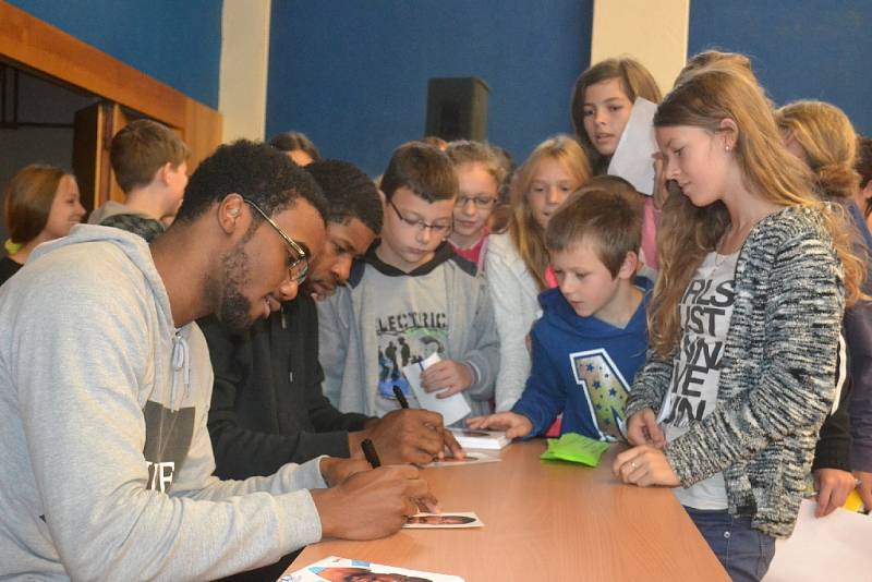 Žáci hovořili anglicky s basketbalisty