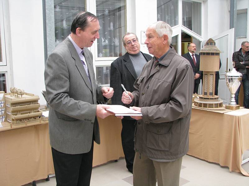 Ceremoniál podepisování certifikátů pro vítězná díla v šesti kategoriích Stavba roku