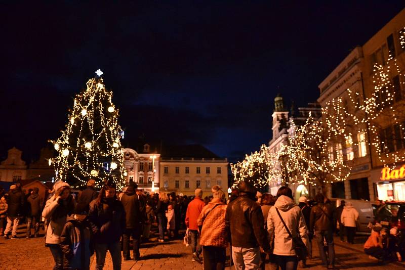 Kolíňáci zaplnili náměstí, aby se podívali na slavnostní rozsvícení vánočního stromu.