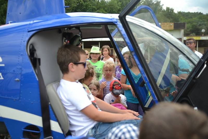 Děti vítaly prázdniny na radimském hřišti.