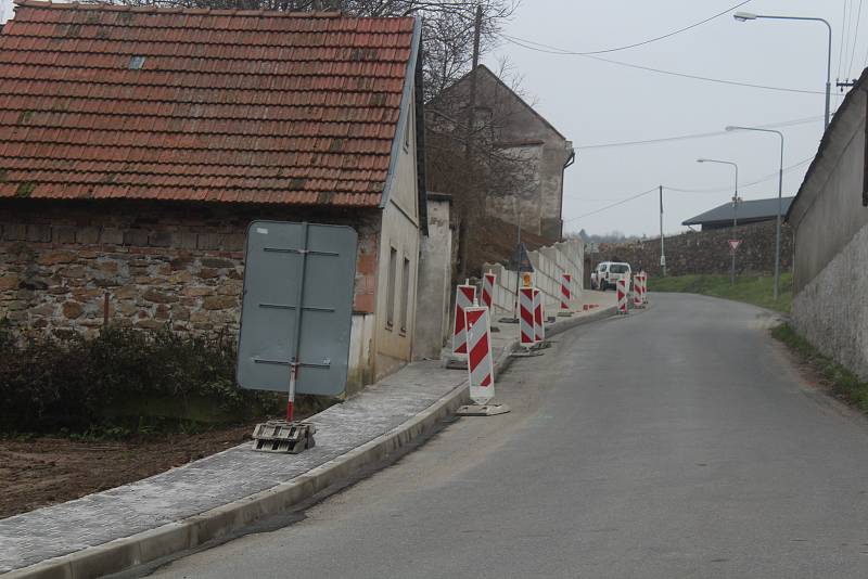 Opravený mostek v Hořanech.