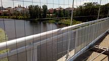 Údržba visuté lávka přes řeku Labe v Kolíně.