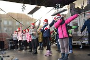 Vánoční trhy doprovodil na Karlově náměstí kulturní program, zahrála kapela Wasabi.