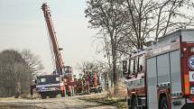 Do auta odstaveného na kolejích vrazil nad ránem v neděli 9. února u Starého Kolína vlak