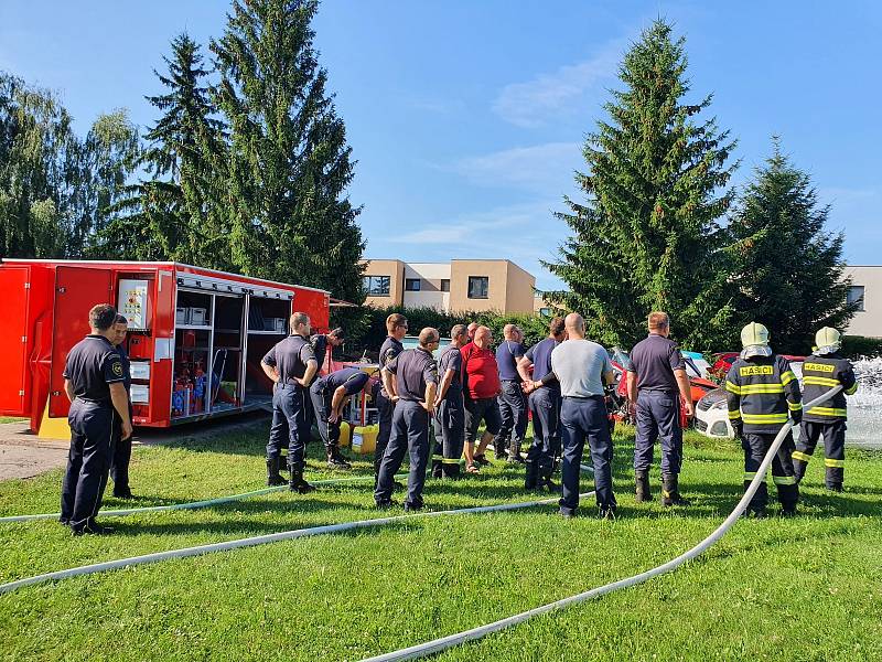 Kolínští profesionální hasiči mají nově ve vybavení kontejner kombinovaného hašení.