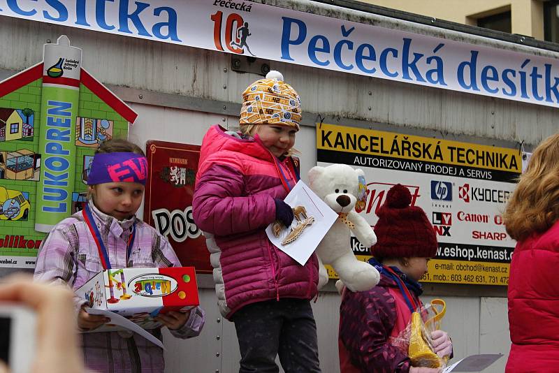 Tradičního běhu v Pečkách se účastní běžci různých věkových kategorií.