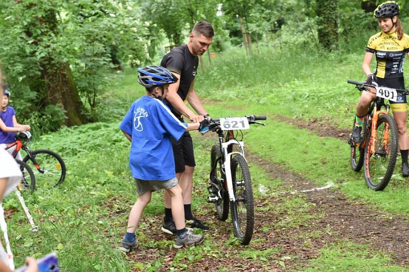 Poslední sportovní den v Kolíně ukončila cyklistika, basketbal i házená.