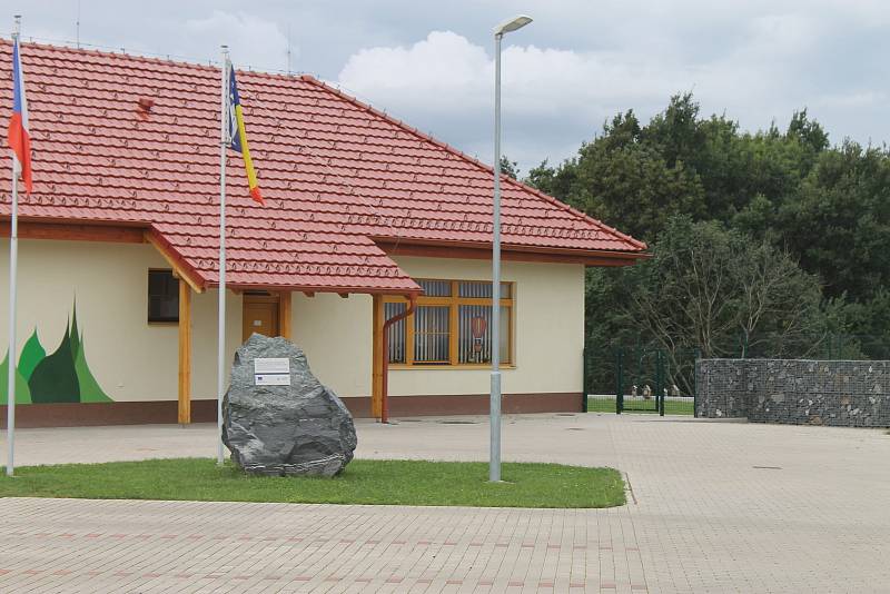 Mateřská škola a zahradní hřiště v Cerhenicích.