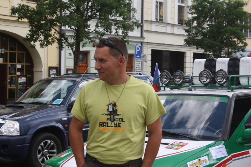 Kolínské posádky, jež vyrazily na Mongol Rallye, symbolicky odstartovaly z kolínského náměstí