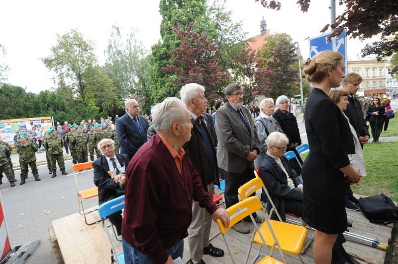 Pietní akt v Lošanech pozdravil telefonem z Ameriky Josef Mašín