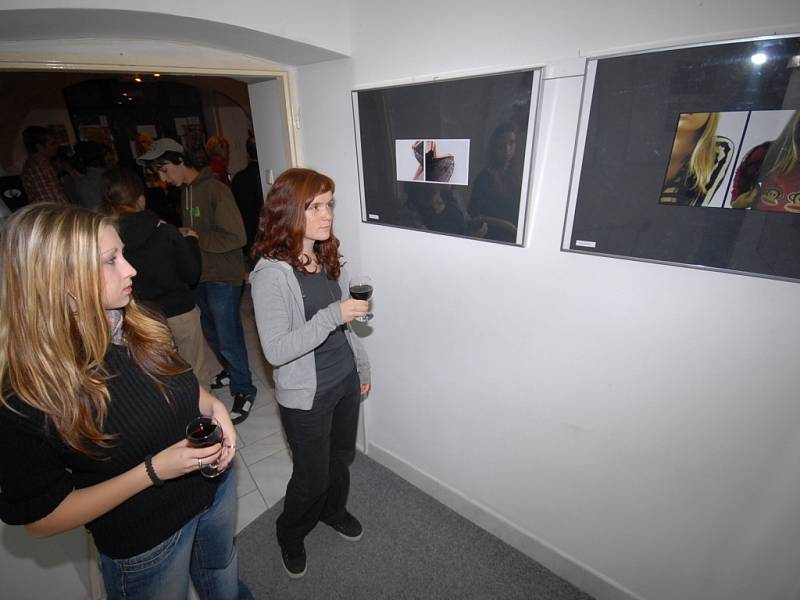 Studentky Odborné soukromé školy podnikatelské v Kolíně Petra Bejdová (vpravo) a Jana Kopecká vystavují ve školní galerii Via své fotografie. 