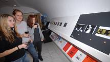 Studentky Odborné soukromé školy podnikatelské v Kolíně Petra Bejdová (vpravo) a Jana Kopecká vystavují ve školní galerii Via své fotografie. 