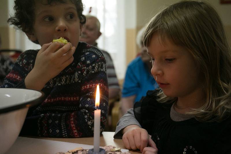 Vánoční setkání dětí a obyvatel domova důchodců.