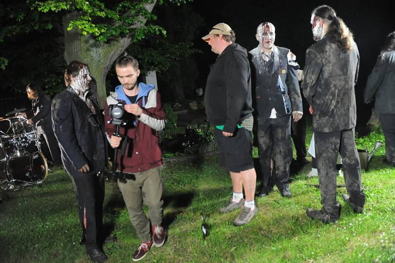 Zombie na hřbitově? To je kapela natáčela klip