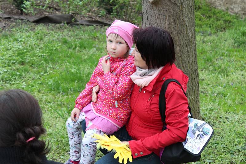 V Nebovidech se v sobotu odpoledne uskutečnilo příjemné velikonoční tvoření, alias vítání jara, zakončené vynášením Morany.