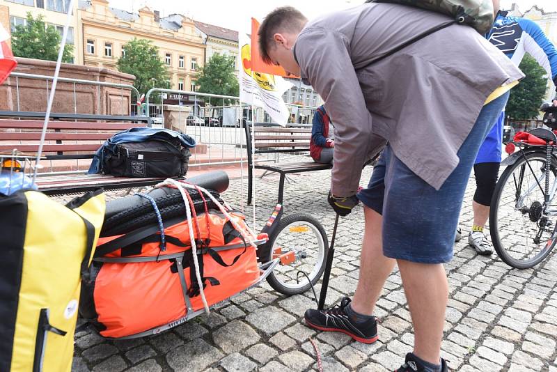 Cestu odvážného cyklisty požehnal farář a bývalý pedagog Jan Halama. 