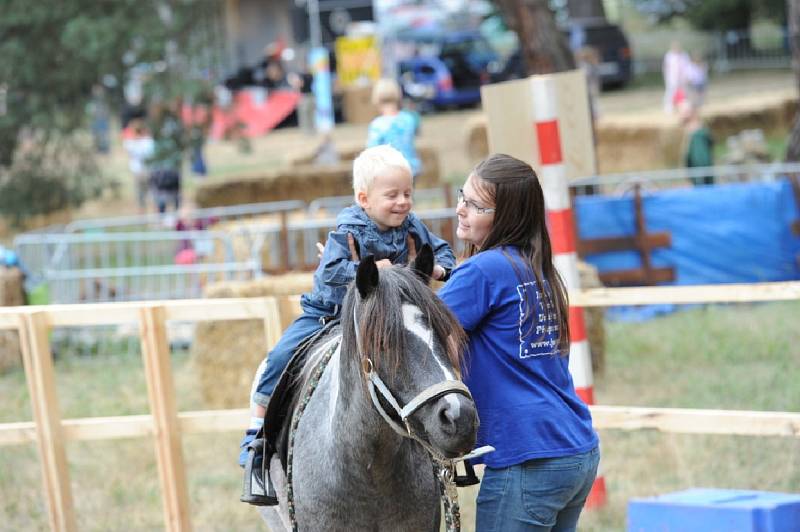 Festival Kefír se přesunul k zámku Kačina