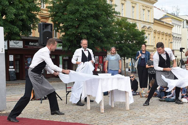 Z prvního dne Gasparády, mezinárodního festivalu neverbálního divadla na Karlově náměstí v Kolíně.