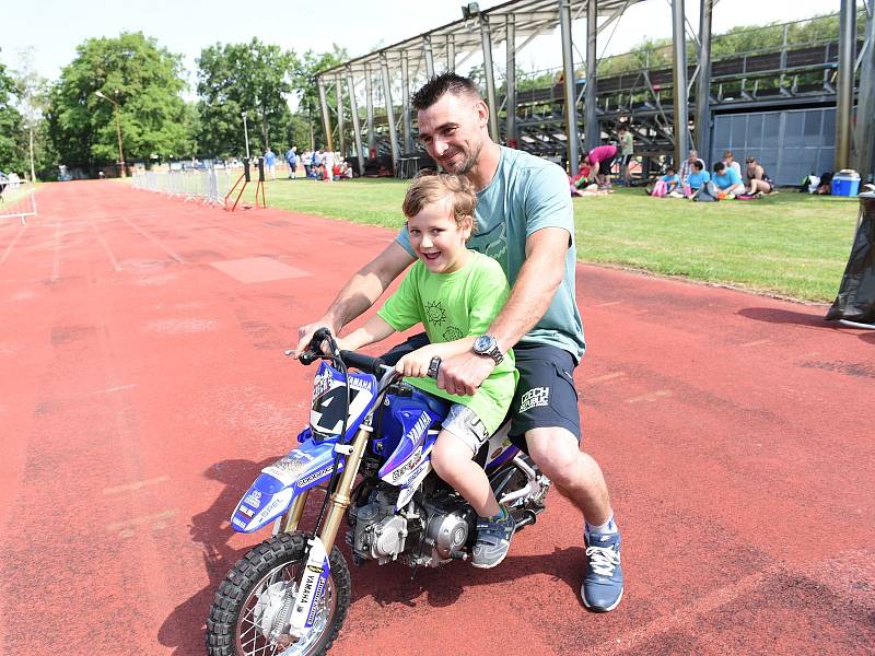 Hry pro radost na atletickém stadionu Mirka Tučka v Kolíně.