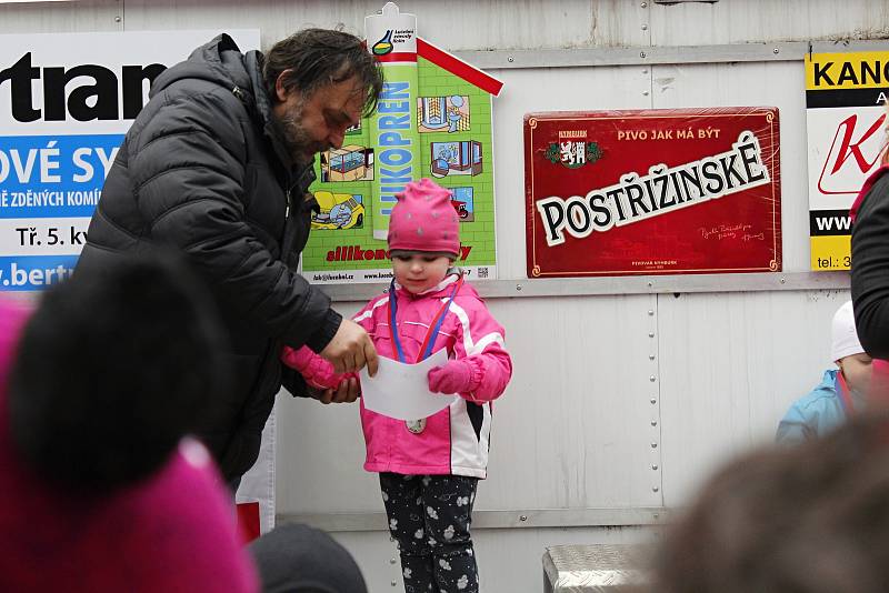 Tradičního běhu v Pečkách se účastní běžci různých věkových kategorií.