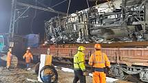 Noční práce na odklízení železniční trati po nehodě nákladního vlaku ve stanici Poříčany