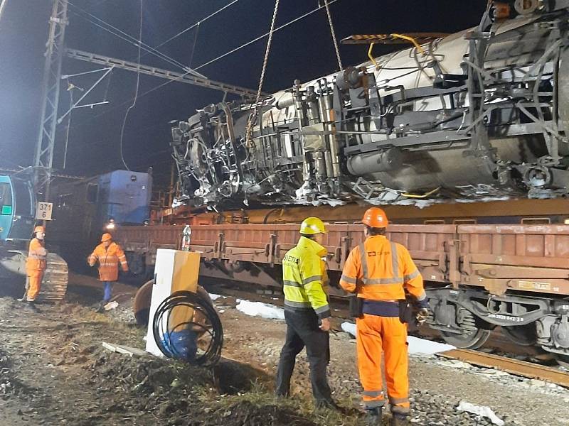 Noční práce na odklízení železniční trati po nehodě nákladního vlaku ve stanici Poříčany