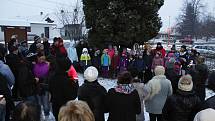 V sobotu před první adventní nedělí se ve většině obcí a měst rozsvěcely vánoční stromy. Nebylo tomu jinak ani v obcích Bylany a Chotouň nedaleko Českého Brodu.