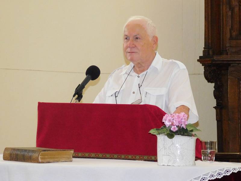 Přednáška Stanislava Kubína o Mistru Janu Husovi v evangelickém kostele ve Velimi