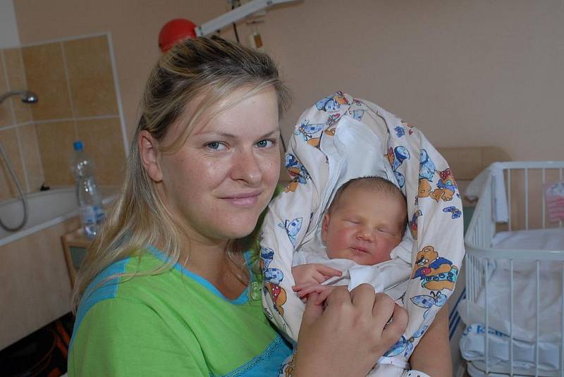 Do Smilovic u Uhlířských Janovic si prvorozenou Kristýnu Editu Dlaskovou, která se s váhou 3 960 gramů a výškou 51 centimetr narodila 14. srpna, odvezli rodiče Edita a Petr.   
