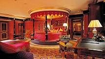 Royal Suite v hotelu Burj Al Arab, Dubaj, Spojené Arabské Emiráty, 18 000 USD ( 340 tis. Kč) za noc