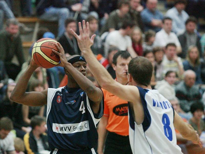 Z utkání Mattoni NBL Kolín - Děčín (81:90).