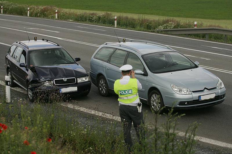 Dopravní nehoda dvou osobních automobilů na kruhové křižovatce silnic I/12 a I/38 z Kolína směrem na Novou Ves I.