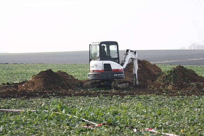 Úklid kontaminované půdy po pádu letadla