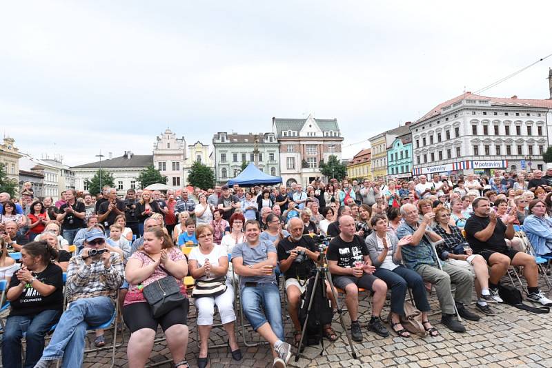 Vladimír Mišík bavil na náměstí stovky lidí všech generací.