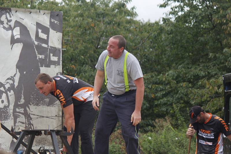 Nedělní odpoledne ve Viticích zpestřil Timbersports.