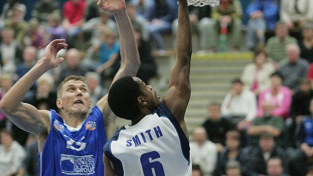 Z utkání BC Kolín - NH Ostrava (76:64).