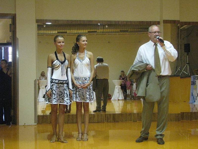 Otevření tančírny Cross Dance na Husově náměstí v Kolíně.