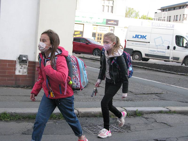 Z návratu žáků druhého stupně do 5. základní školy Mnichovická v Kolíně po rozvolnění koronavirových opatření.