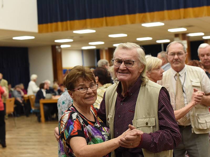 Předvánoční setkání seniorů ve společenském domě v Kolíně.