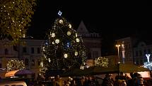 Kolínský vánoční strom se letos rozsvítil v rytmu bluegrassu