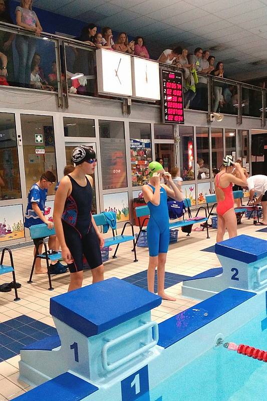 Celkem sedmnáct medailí si přivezli plavci kolínského oddílu ze Zimního poháru Středočeského kraje žactva, který se konal v kladenském bazénu.